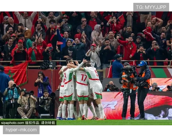 克鲁伊夫式射门重现绿茵场，新星闪耀点燃足球激情