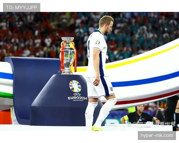 凯恩荣膺欧洲杯金靴奖,状态火热引广泛关注 凯恩荣膺欧洲杯金靴奖,状态火热引广泛关注