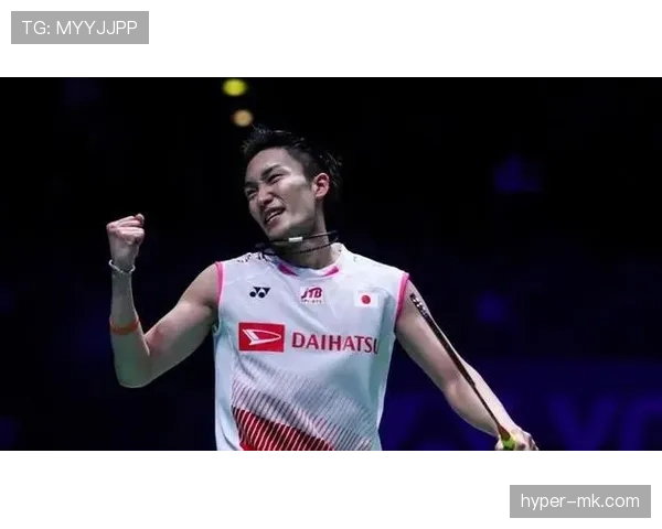 桃田贤斗挎个超市塑料袋站在名牌店门口，那反差真让人懵