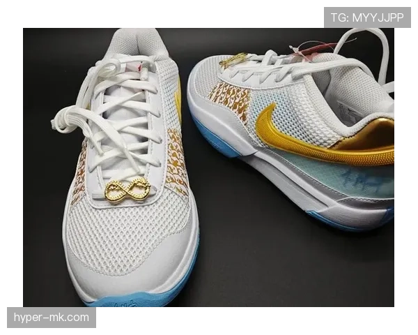 莫兰特又双叒夜店蹦迪了，这回穿的是镶钻拖鞋？